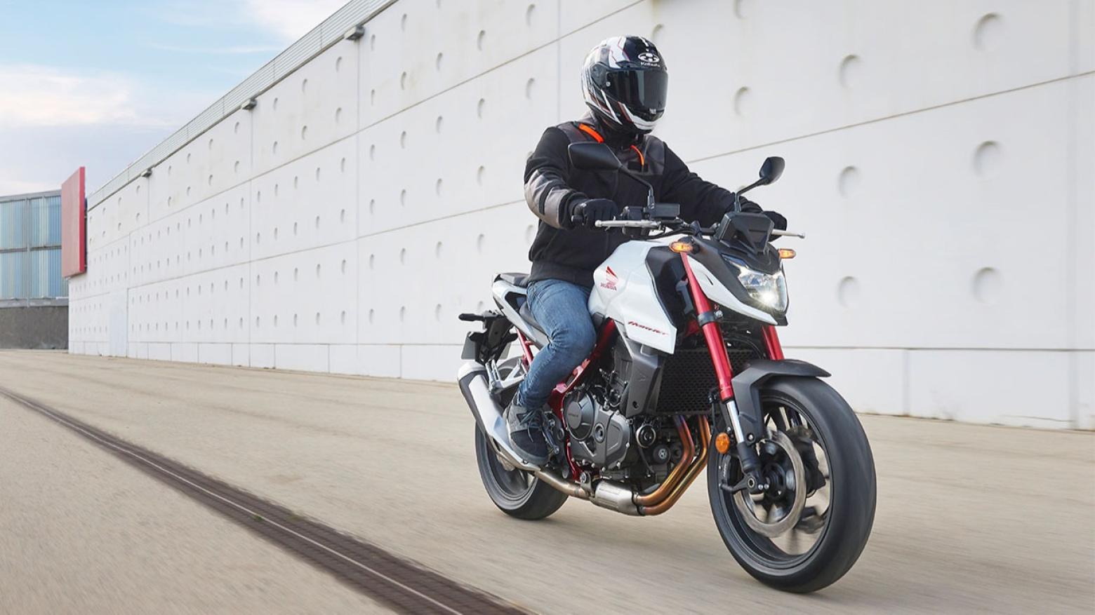 Honda CB750 HORNET  - 92hp, 75Nm tork, 220 km/h en yüksek hız