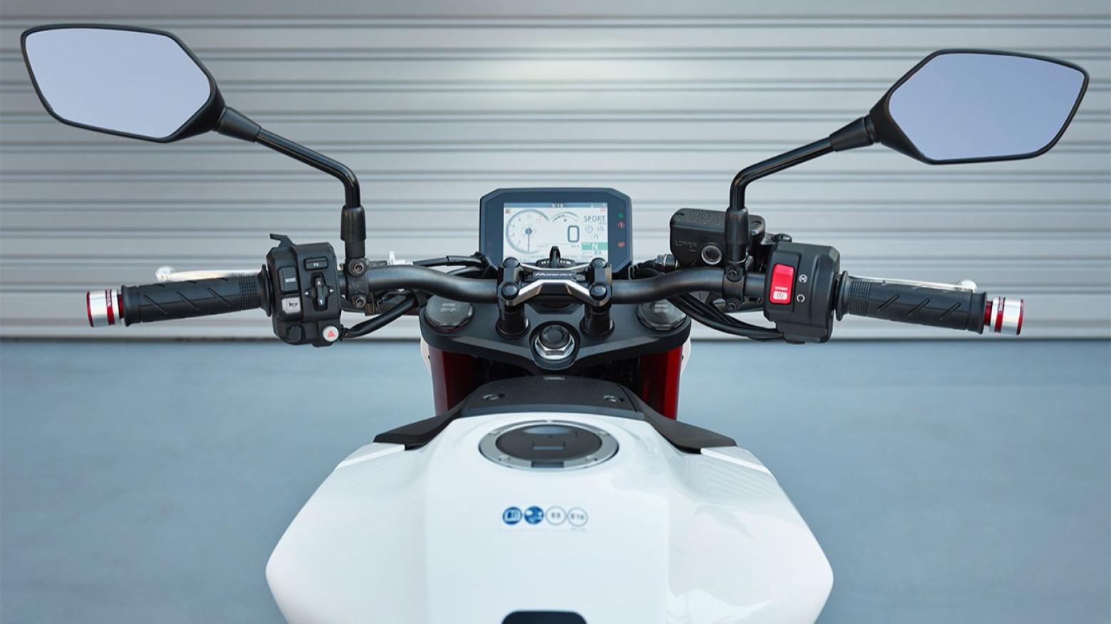 Honda CB750 HORNET  - 92hp, 75Nm tork, 220 km/h en yüksek hız