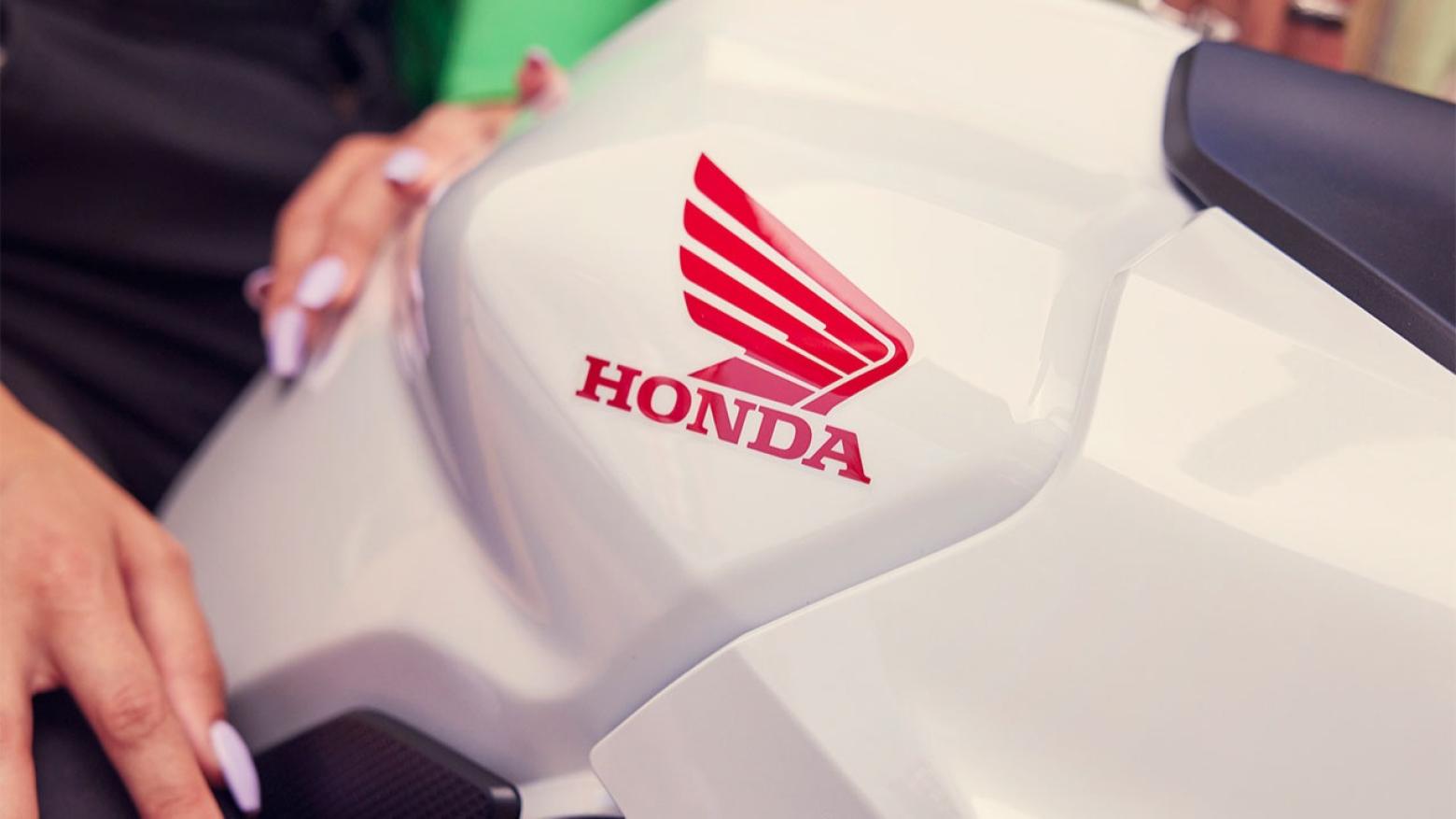 Honda CB750 HORNET  - 92hp, 75Nm tork, 220 km/h en yüksek hız