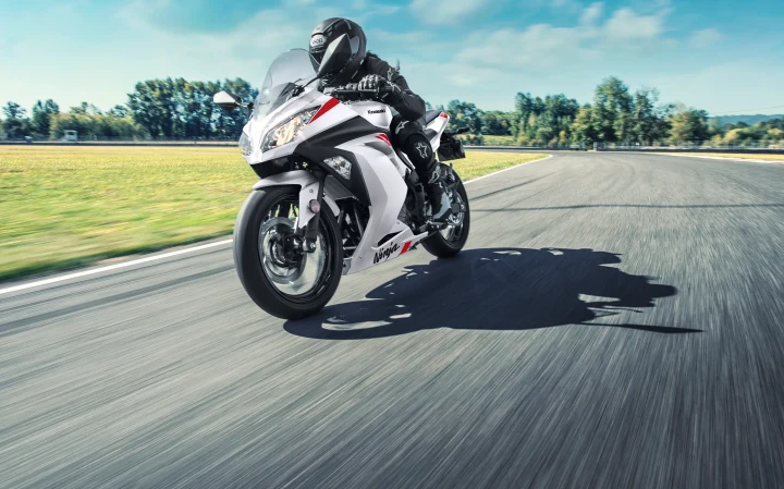Kawasaki Ninja 300 ABS - 39hp, 26Nm tork, 180 km/h en yüksek hız