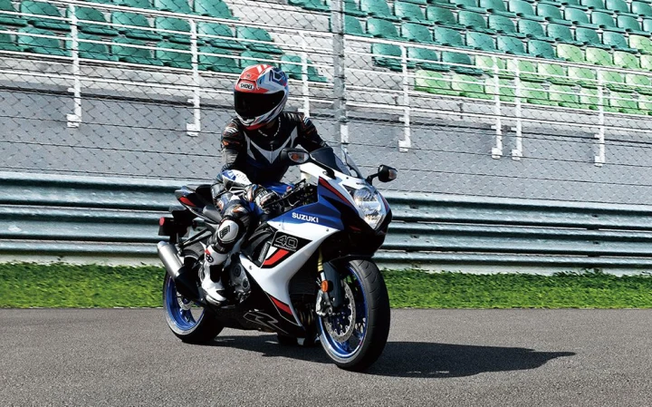SUZUKI 2026 GSX-R750 front view