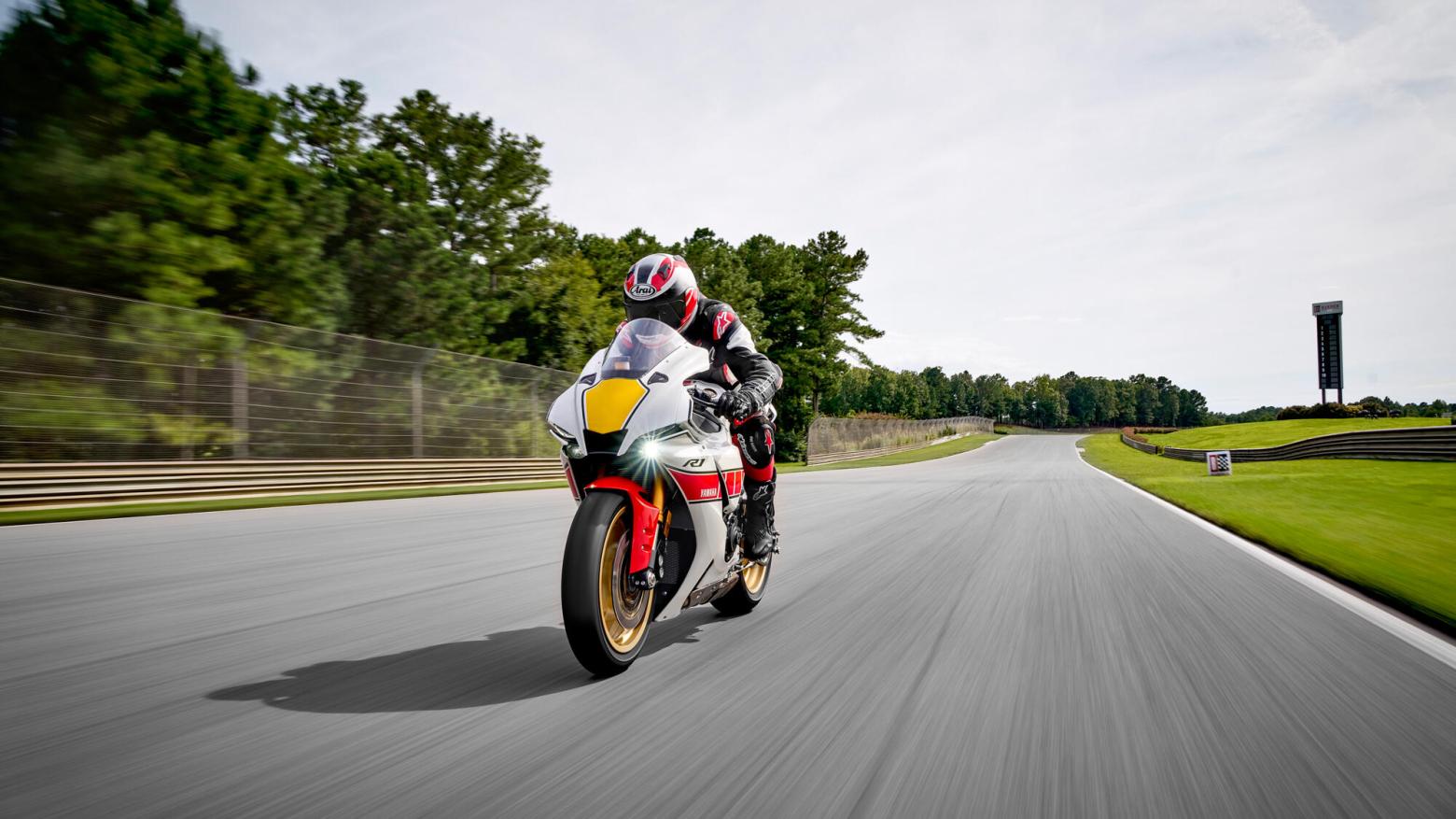 Yamaha R1 World GP 60th Anniversary - 200hp, 113.3Nm tork, 350 km/h en yüksek hız