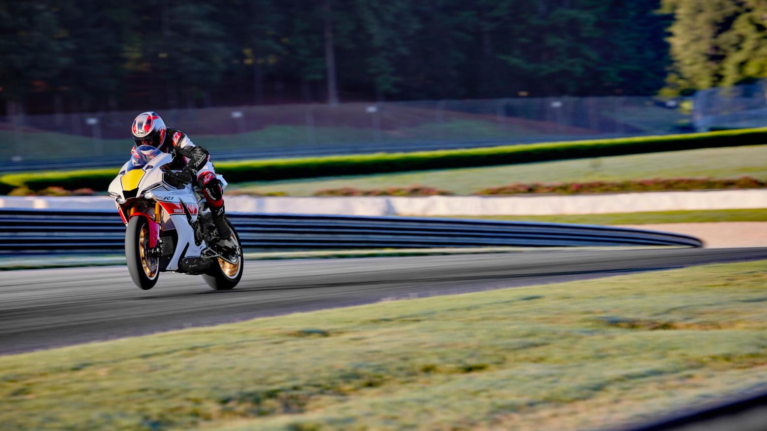 Yamaha R1 World GP 60th Anniversary - 200hp, 113.3Nm tork, 350 km/h en yüksek hız
