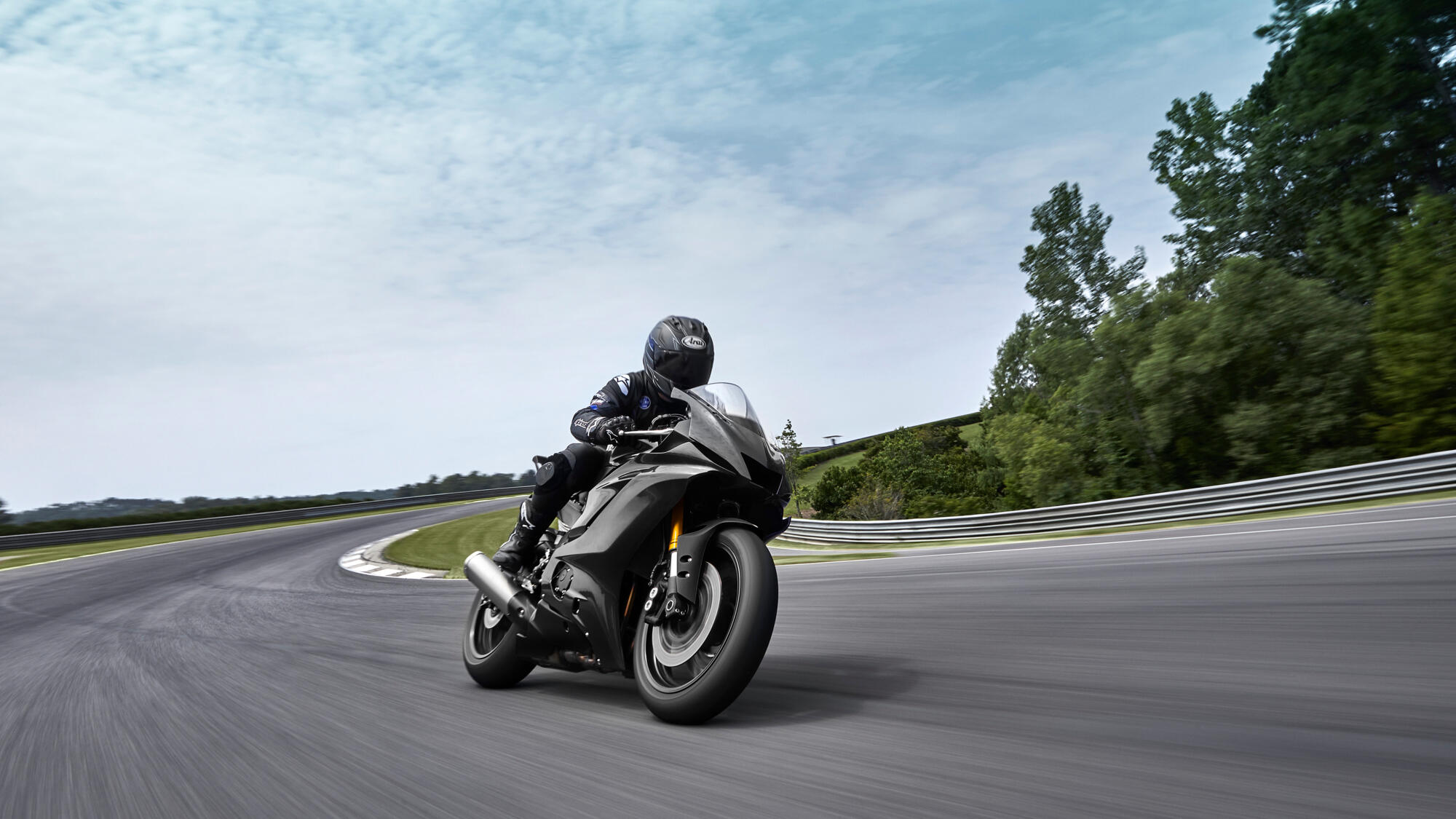 Yamaha R6 studio shot