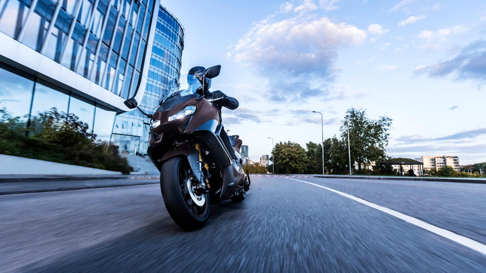 Yamaha TMAX Tech MAX 560 - 46.9hp, 55.7Nm tork, 180 km/h en yüksek hız