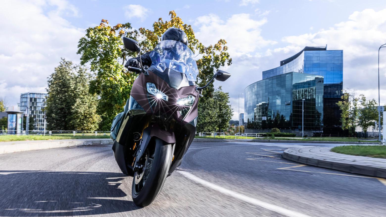 Yamaha TMAX Tech MAX 560 - 46.9hp, 55.7Nm tork, 180 km/h en yüksek hız