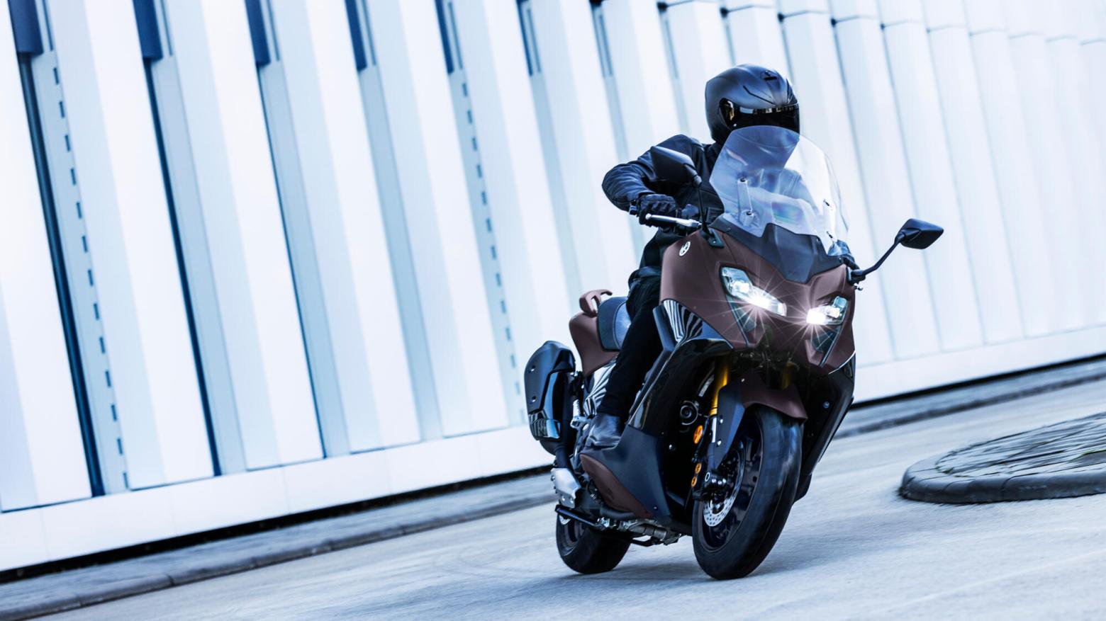 Yamaha TMAX Tech MAX 560 - 46.9hp, 55.7Nm tork, 180 km/h en yüksek hız