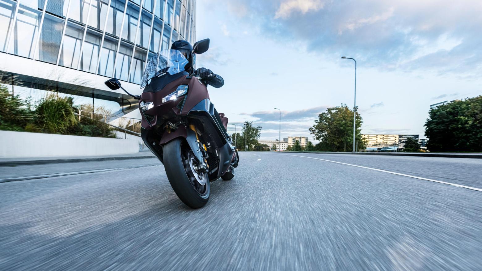 Yamaha TMAX Tech MAX 560 - 46.9hp, 55.7Nm tork, 180 km/h en yüksek hız