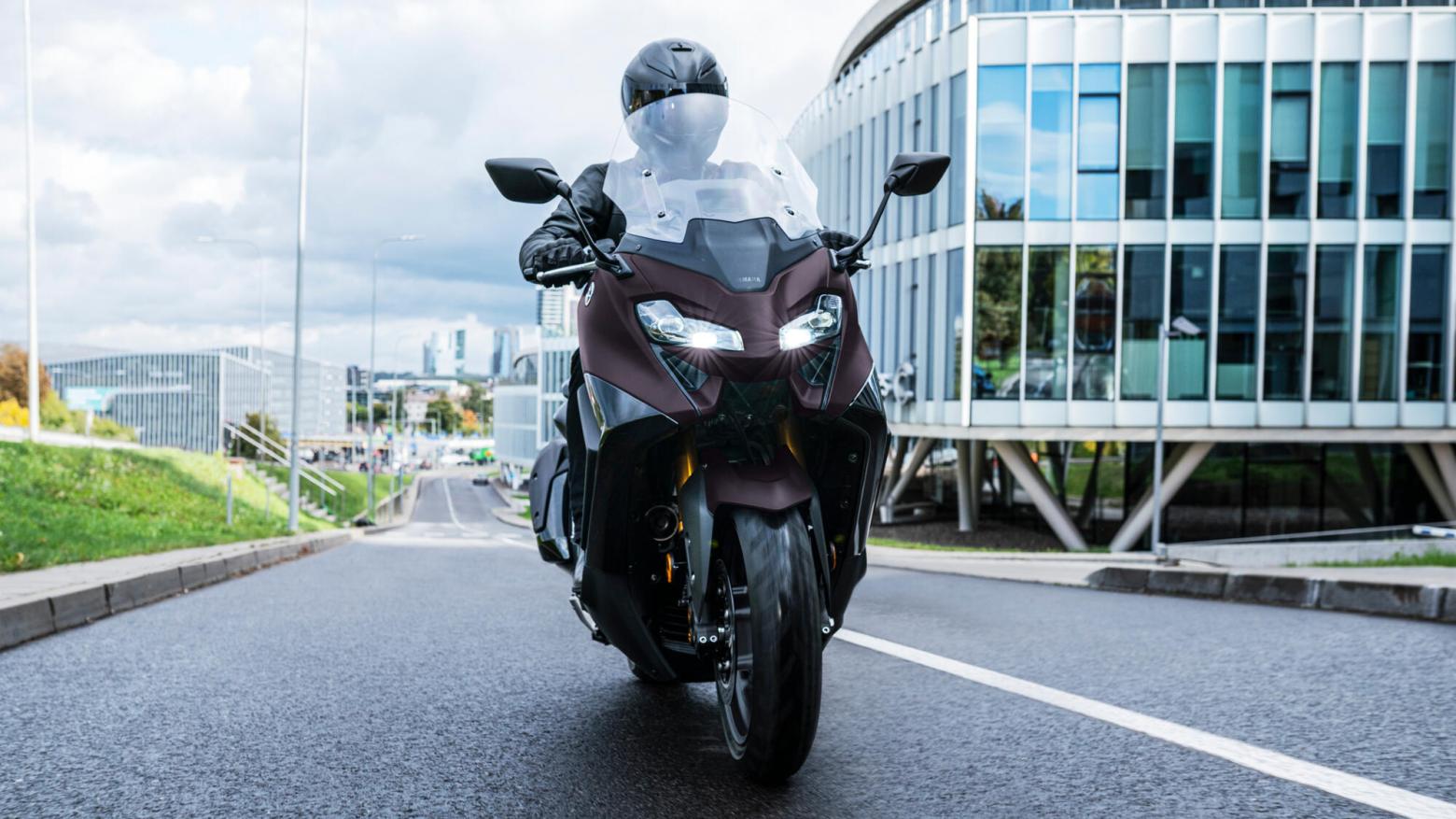 Yamaha TMAX Tech MAX 560 - 46.9hp, 55.7Nm tork, 180 km/h en yüksek hız