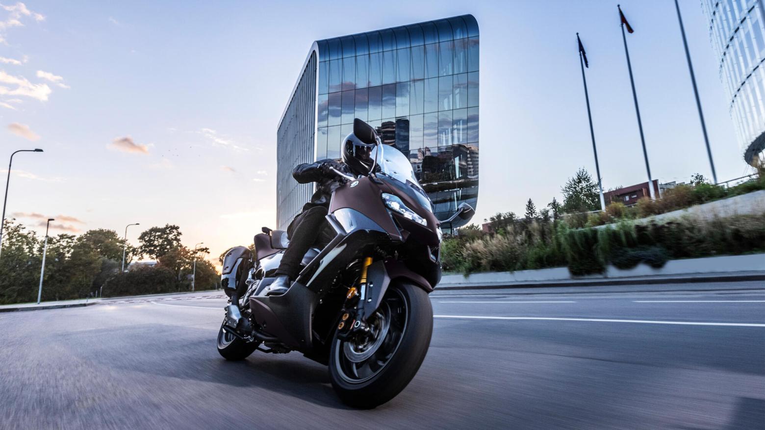 Yamaha TMAX Tech MAX 560 - 46.9hp, 55.7Nm tork, 180 km/h en yüksek hız