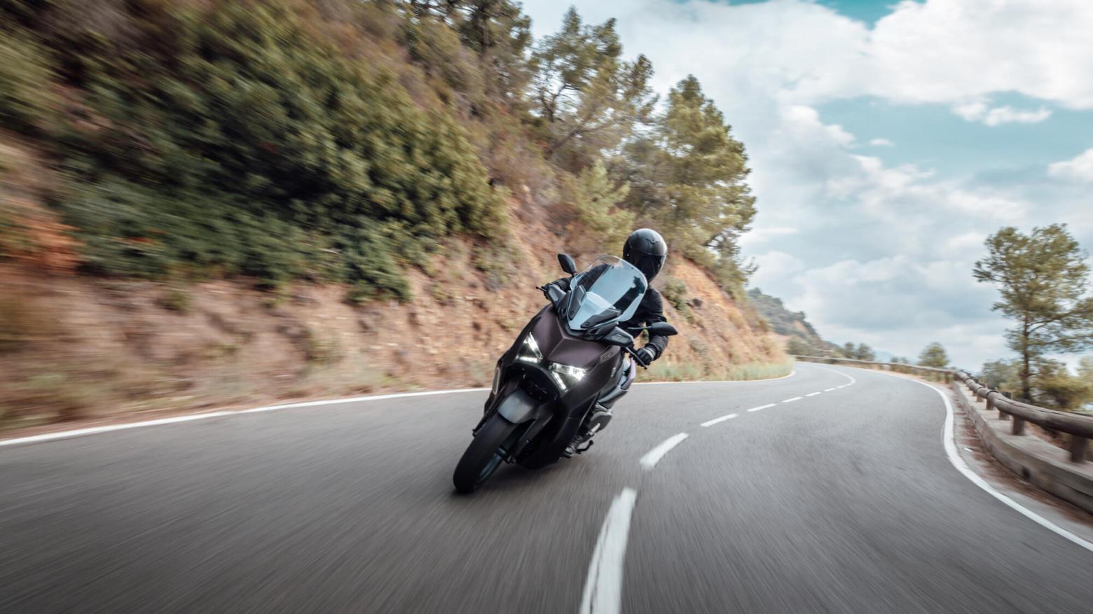 Yamaha XMAX 300 TECH MAX - 28hp, 29Nm tork, 170 km/h en yüksek hız