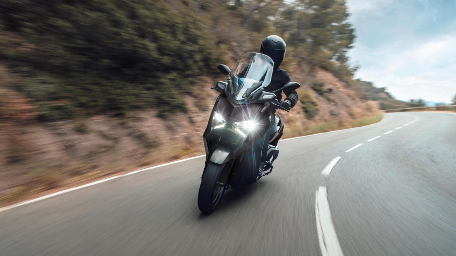 Yamaha XMAX 300 TECH MAX - 28hp, 29Nm tork, 170 km/h en yüksek hız