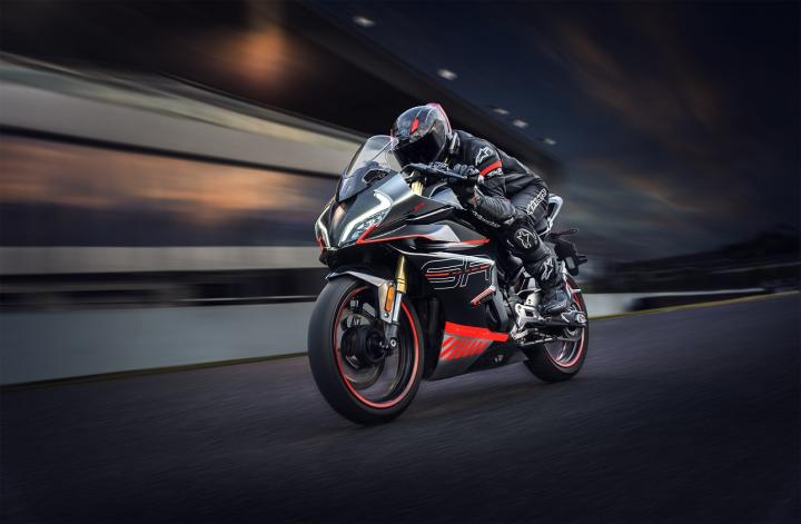 The CF Moto 450SR stands out in this comparison with its steel trellis frame, KYB brand 37mm inverted front fork, KYB brand rear monoshock suspension, and a 320mm disc front brake equipped with a Brembo 4-piston caliper.