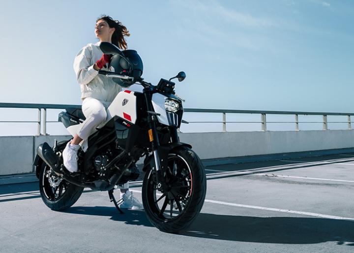 The PM-01 houses a 125cc engine block. This engine delivers an impressive performance, producing 10.2 kW (14 hp) of power at 9,500 RPM and offering 11 Nm of torque at 7,500 RPM. - SBK MOTORCYCLE