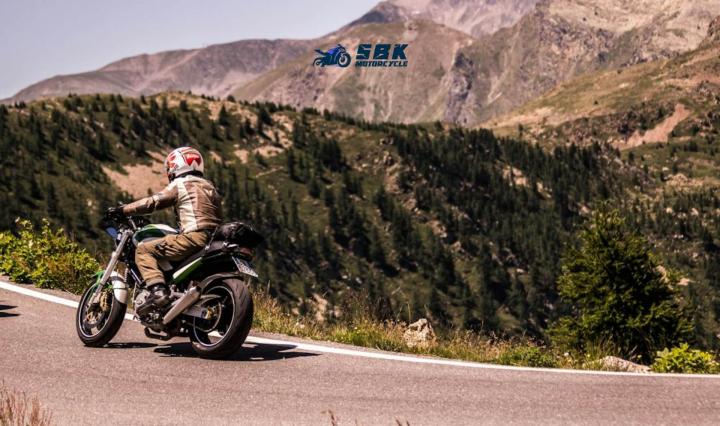 The advantages of high motorcycle engine displacement (CC) include enhanced power, facilitating faster acceleration and higher speeds, a dynamic and sporty riding experience, increased carrying capacity for riders and cargo, and higher torque for effective acceleration. However, there are associated disadvantages, such as greater fuel consumption leading to lower efficiency, increased weight affecting maneuverability, higher initial costs, elevated insurance fees, and potential difficulty in control at high speeds. When evaluating engine displacement, buyers should consider factors like user preferences, intended use, and riding skills, recognizing that while it is a significant performance criterion, a comprehensive assessment requires consideration of other technical specifications for an informed motorcycle purchase.