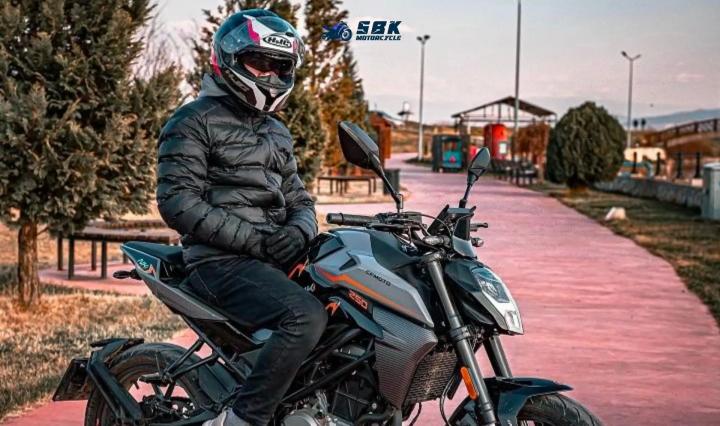 CF MOTO 300NK  Equipped with a powerful 300cc engine, the CF MOTO 300NK boasts 29hp of power and 25.3nm of torque. With a 13-liter fuel tank and a fuel consumption of 3.6 liters, it can comfortably cover long distances. Φ292mm single-disc, 4-piston caliper brakes are used on the front. Weighing 151kg, this motorcycle has a seat height of 79.5cm.