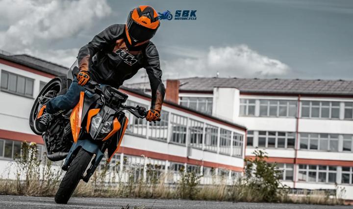 KTM 250 Duke  The KTM 250 Duke, with 31.5hp of power and 25nm of torque, stands out with its performance. It features four-piston radial fixed caliper and 320mm brake disc on the front wheels. With a seat height of 80cm, this motorcycle weighs 148kg.