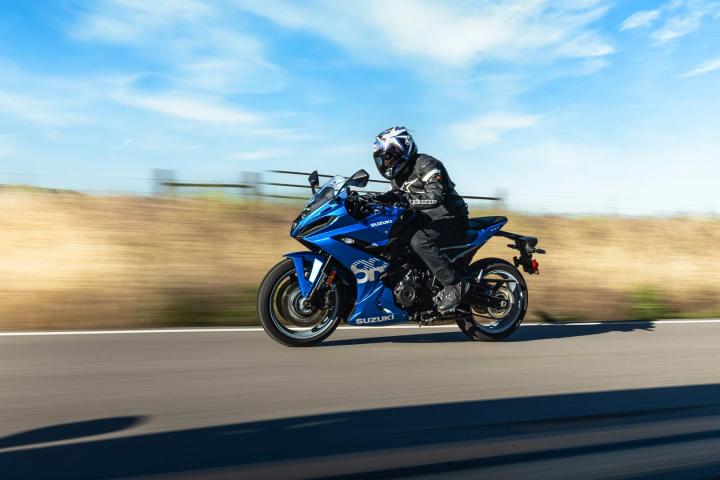 The production of Suzuki GSX-8R has been confirmed, setting the stage for a competition with Yamaha R7. While sharing similarities with GSX-8S, GSX-8R boasts a more athletic design with a full fairing, potentially positioning it as a formidable rival against Yamaha R7 and Aprilia RS660. The Japanese manufacturer has verified that the pricing for the all-new GSX-8R sportbike will commence at £8,899 internationally. This places it in the mid-range sportbike competition, with the potential to disrupt the segment given its unique genetic makeup.