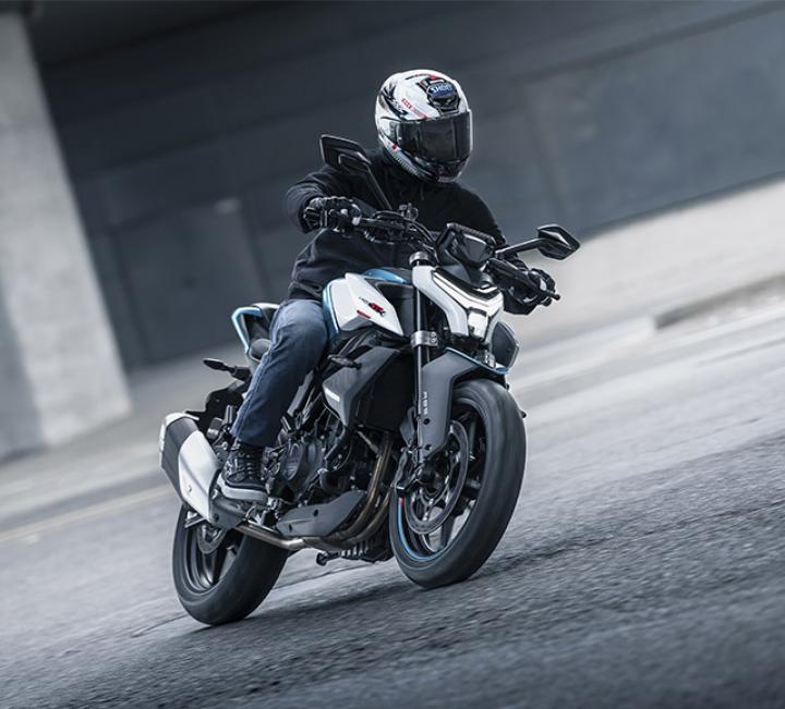 Cfmoto 450NK' nın Dünya Lansmanı Yapıldı. Kardeşi olan 450 SR ile aynı motor bloğunu kullanan 450 NK 34.KW Güç üretiyor. Bu motorla ilgili diğer özellikleri yazımızda sıraladık:
