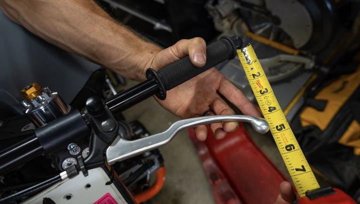 Motosikletlerin düzgün bir şekilde çalışması ve sürücüsünün güvenli bir sürüş deneyimi yaşaması için debriyajın doğru bir şekilde ayarlanması çok önemlidir. Bu yazıda, motosiklet debriyaj ayarını'nı nasıl yapacağınızı adım adım öğrenin. Debriyaj ayarı nasıl yapılır  konusunda ipuçları ve motosiklet debriyaj ayarının ipuçları ile bu işlemi kolayca gerçekleştirin. Ayrıca, debriyaj ayarı püf noktaları hakkında bilgi alarak debriyaj kablosu ayarınızı optimize edin. Motosikletinizi daha iyi kontrol etmek ve sorunsuz bir sürüş deneyimi yaşamak için motosiklet debriyaj kablosu ayarı 'nı doğru bir şekilde yapın.