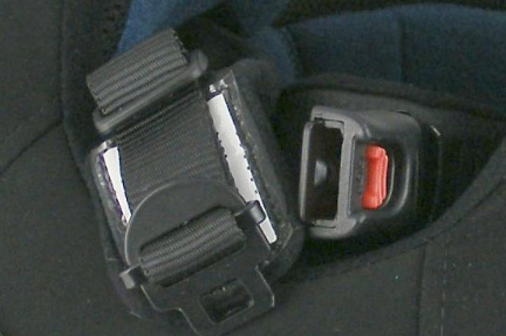 3-) Hızlı Çıkarılabilir Bağlama Tipi:  Motosiklet kasklarında kullanılan en pratik bağlama tipi Quick Release Retention System olarak bilinen bağlama tipidir.