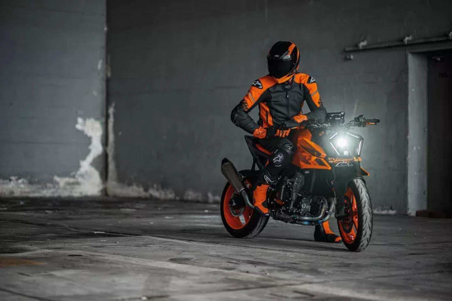KTM'nin 990 Duke modeli, orta ağırlık sınıfındaki motor algısını alt üst etmeye yönelik bir tasarım sunuyor. Yeni 990 Duke, önceki modellerden farklı bir motor yapılanmasına sahip. 947cc LC8c paralel ikiz motoru, daha büyük bir güç ve tork sunarak dikkat çekiyor. Şasi ve süspansiyonlar da yenilendi; çelik trellis şasi ve özelleştirilmiş süspansiyonlar sportif sürüşe odaklanmış. Teknoloji açısından ise LED ışıklar, TFT ekran ve çeşitli sürüş modları bulunuyor. Genel olarak, 990 Duke daha büyük, daha güçlü ve teknolojiyle donatılmış bir model olarak öne çıkıyor.