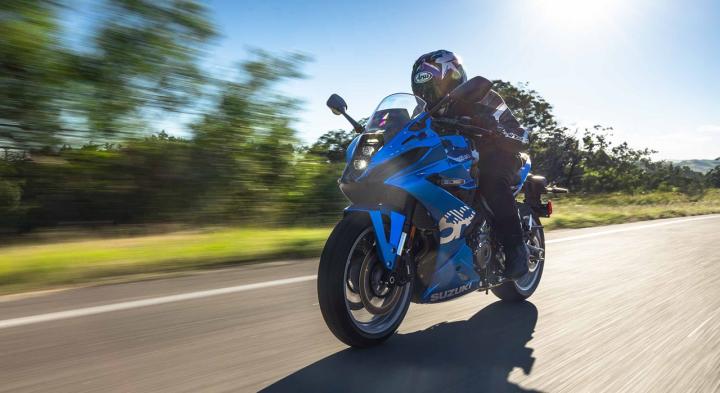 Insieme all'ergonomia aggiornata e alla nuova carenatura, la Suzuki GSX-8R presenta un setup delle sospensioni più mirato, regolato per adattarsi alla maggiore tendenza di carico sull'anteriore. Mentre la GSX-8S utilizza sospensioni KYB, la GSX-8R si distingue per l'adozione di sospensioni Showa, un dettaglio che ne evidenzia ulteriormente l'approccio sportivo.