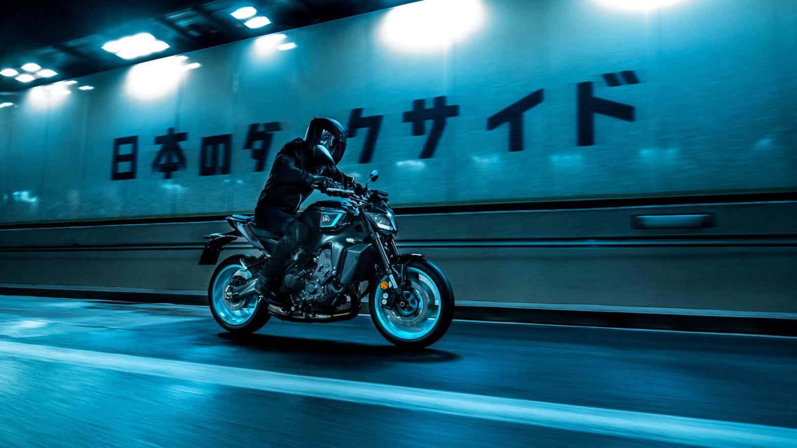 La Yamaha MT-09 del 2024 è stata introdotta con piccole modifiche. È difficile credere che siano passati dieci anni dall'introduzione della prima MT-09, ma Blue Team celebra il decimo anniversario della MT-09, precedentemente nota come FZ-09. Dieci anni sono un risultato significativo per qualsiasi modello, ma la MT-09 2024 ottiene alcuni aggiornamenti minori con un design più distintivo, una posizione di guida rivista ed un'elettronica migliorata.