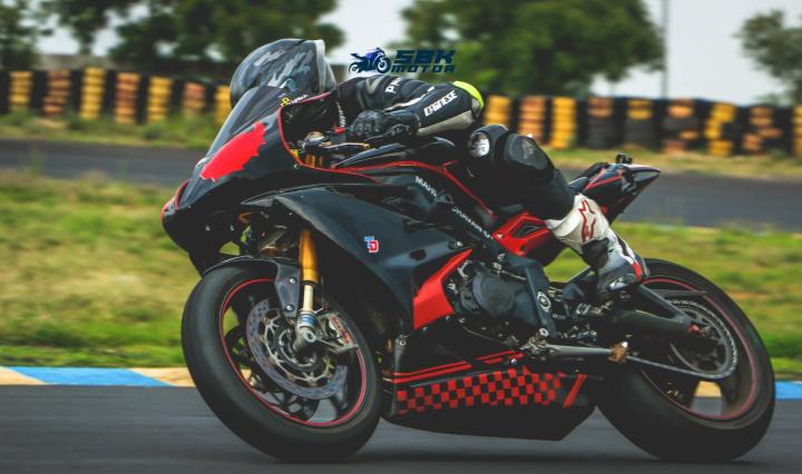 Una maggiore cilindrata del motore può spesso essere associata a una maggiore potenza, ma ciò influisce anche sul consumo di carburante. I motori di grandi dimensioni consumano generalmente più carburante. Quindi, se da un lato gli acquirenti vogliono migliorare le prestazioni, dall'altro devono prestare attenzione al risparmio di carburante.