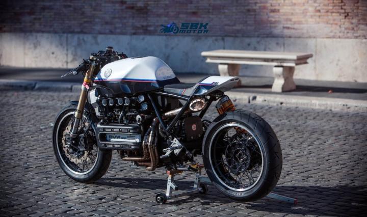 I vantaggi dei motori per moto con un CC elevato includono una maggiore potenza, un'esperienza di guida dinamica, un carico utile elevato e una coppia elevata. Questo garantisce un'accelerazione rapida, prestazioni impressionanti e un'ampia gamma di applicazioni. Tuttavia, questi vantaggi comportano anche degli svantaggi. I motori ad alto CC consumano generalmente più carburante, possono essere pesanti, hanno costi iniziali e assicurativi elevati e possono essere difficili da controllare alle alte velocità. Gli utenti devono bilanciare i vantaggi e gli svantaggi, tenendo conto delle loro preferenze, dell'uso che intendono farne e delle loro capacità di guida.