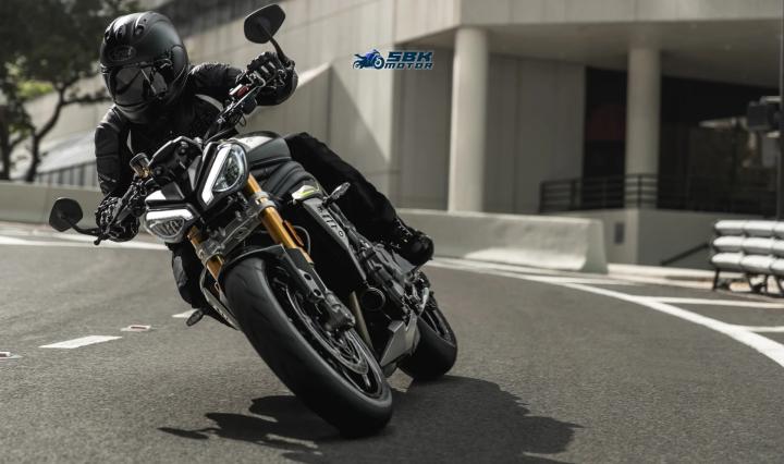 La Triumph, una delle moto ad alte prestazioni, necessita solitamente di manutenzione ogni 15 mila km. Tuttavia, il cambio dell'olio a intervalli di 5.000 km può essere più efficace per mantenere la lunga durata del motore e le sue eccellenti prestazioni. Questa manutenzione frequente mantiene pulito il meccanismo interno del motore, riducendo l'usura a lungo termine e contribuendo a mantenere alte le prestazioni. I principi generali di manutenzione comprendono l'uso di olio di qualità secondo le raccomandazioni del produttore, la sostituzione del filtro a ogni cambio d'olio, il controllo periodico del livello dell'olio e la scelta dei centri di assistenza raccomandati dal produttore per la manutenzione principale. Questi principi proteggono la salute delle motociclette ad alte prestazioni come la Triumph, garantendo un'esperienza di guida sicura ed efficace.