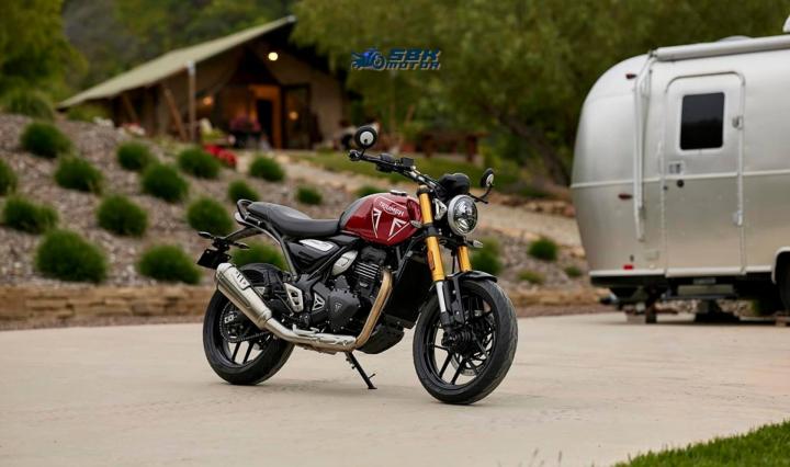 Speed 400, che dicono di aver lanciato in tutto il mondo come moto ad alte prestazioni, si presenta come un motore classico moderno in termini di aspetto. Questo modello, che all'estero viene venduto a un prezzo medio di circa 5.000 dollari, in Turchia dovrebbe avere un prezzo di circa 240.000 TL con le tasse. Anche se si prevede che sarà messa in vendita a un prezzo più competitivo rispetto a quello dei suoi concorrenti, abbiamo visto gli standard qualitativi di Triumph senza scendere a compromessi mentre la esaminavamo alla fiera delle moto.