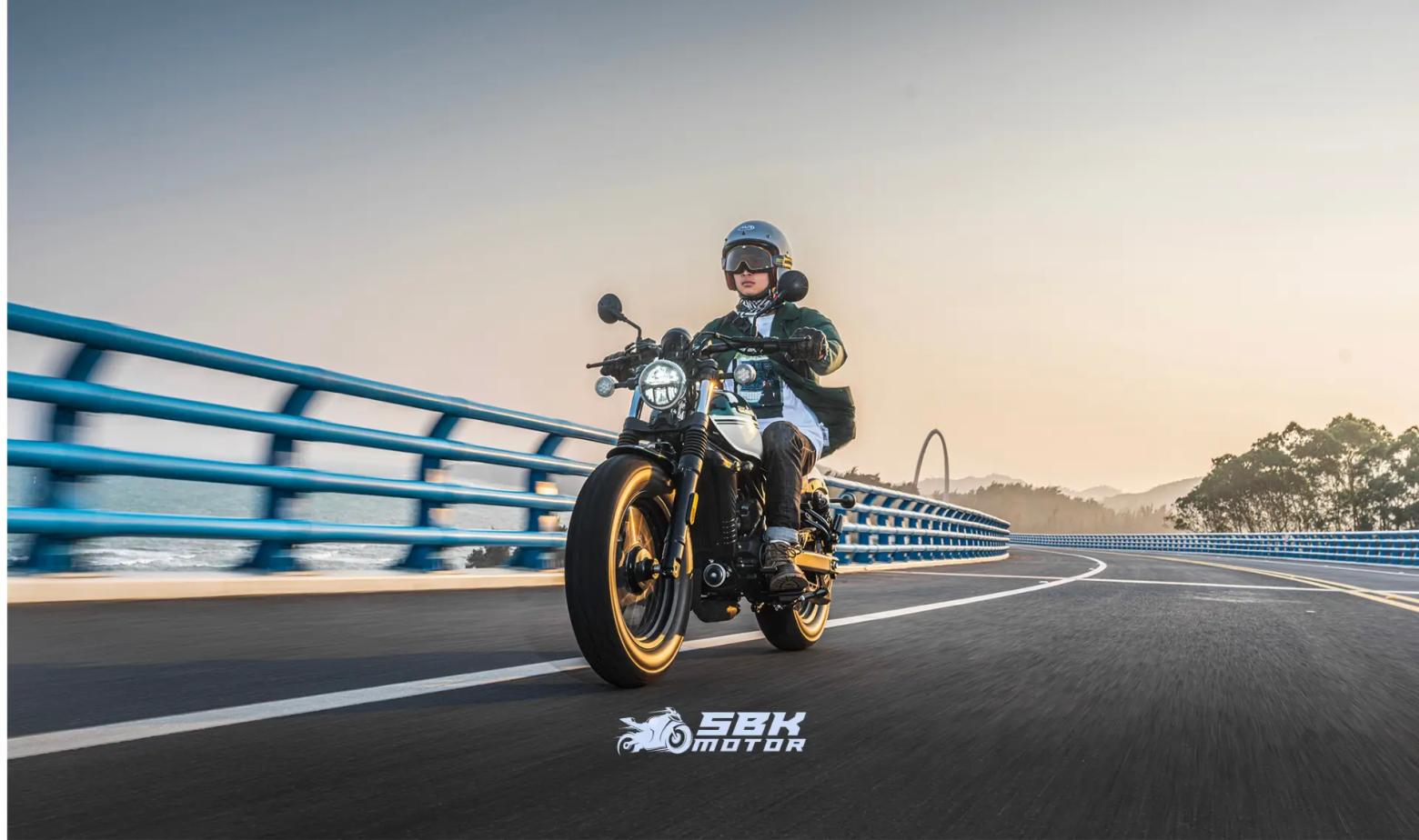 CF MOTO 250 CL-C Specifiche Tecniche  Cilindrata del Motore: 250cc Potenza: 25hp Coppia: 20,5nm Cilindro / Valvole: Singolo Cilindro, 4 Valvole Peso: 165kg Sistema Frenante:  Anteriore: Disco Φ300mm, Pinza a 4 Pistoni J.JUAN Posteriore: Disco Φ220mm, Pinza a 1 Pistone Altezza Sella: 69cm Pneumatici:  Anteriore: 130/90 R16 Posteriore: 150/80 R16 Sistema di Raffreddamento: Raffreddamento a Liquido Tipo di Motore: Chopper – Cruiser Velocità Massima: 150km/h Capacità del Serbatoio / Consumo: 13,5 litri / 3,4 litri / 100km