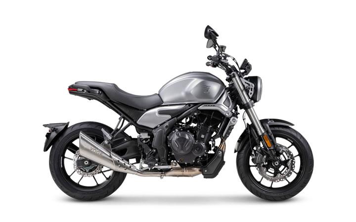 Voge 500AC Modello Motocicletta Caratteristiche: Coppia:44.5nm., Potenza:47hp, Peso:198, Velocità Massima:160, Capacità Serbatoio: 15, Consumo: 5, Numero Cilindri:2, Numero Valvole: 8