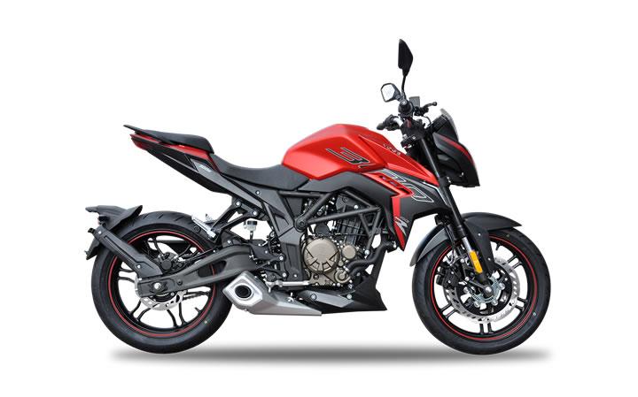 Voge 300R Modello Motocicletta Caratteristiche: Coppia:25nm., Potenza:29hp, Peso:145, Velocità Massima:140, Capacità Serbatoio: 16, Consumo: 4, Numero Cilindri:1, Numero Valvole: 4