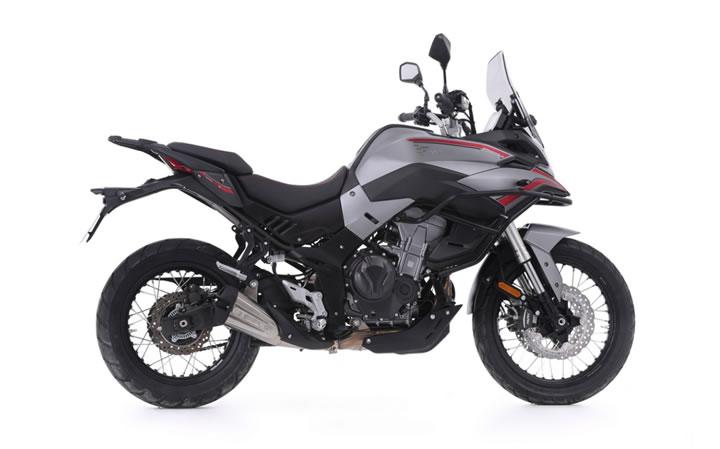 Voge 500DSX Modello Motocicletta Caratteristiche: Coppia:44.5nm., Potenza:47hp, Peso:195, Velocità Massima:160, Capacità Serbatoio: 16.5, Consumo: 4, Numero Cilindri:2, Numero Valvole: 4