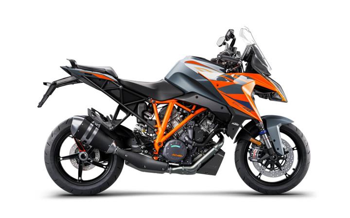 KTM 1290 SUPER DUKE GT Modello di motocicletta Specifiche: Coppia:141nm., Potenza:173hp, Peso:209, Velocità massima:274, Capacità serbatoio: 23, Consumo carburante: 6, Numero cilindri:2, Numero valvole: 16