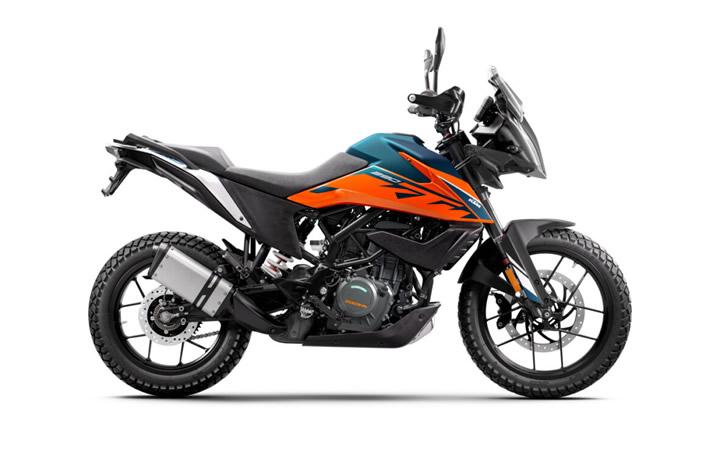 KTM 390 ADVENTURE Modello di motocicletta Specifiche: Coppia:37nm., Potenza:44hp, Peso:158, Velocità massima:170, Capacità serbatoio: 14.5, Consumo carburante: 3.3, Numero cilindri:1, Numero valvole: 4