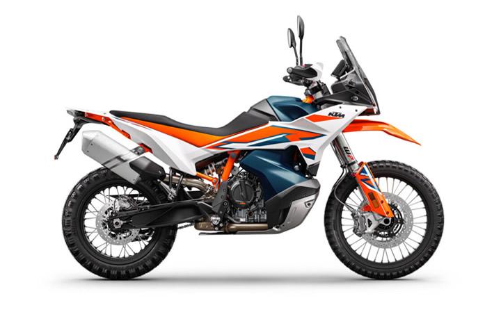 KTM 890 ADVENTURE R Modello di motocicletta Specifiche: Coppia:100nm., Potenza:105hp, Peso:196, Velocità massima:202, Capacità serbatoio: 20, Consumo carburante: 4.5, Numero cilindri:2, Numero valvole: 8