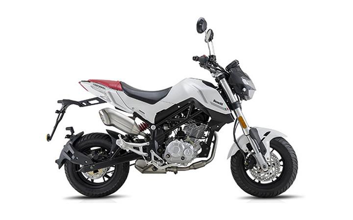 Benelli TNT 125 Modello Motocicletta Caratteristiche: Coppia:10nm., Potenza:11hp, Peso:124, Velocità Massima:111, Capacità Serbatoio: 7.2, Consumo: 2, Numero Cilindri:1, Numero Valvole: 4