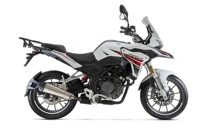 Benelli TRK251 Modello Motocicletta Caratteristiche: Coppia:21nm., Potenza:24.1hp, Peso:176, Velocità Massima:145, Capacità Serbatoio: 17, Consumo: 3.6, Numero Cilindri:1, Numero Valvole: 4