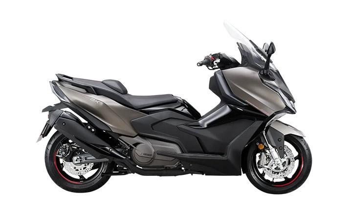 KYMCO AK 550 PREMIUM Modello Motocicletta Caratteristiche: Coppia:52nm., Potenza:50.2hp, Peso:223, Velocità Massima:180, Capacità Serbatoio: 14.5, Consumo: 4, Numero Cilindri:2, Numero Valvole: 8