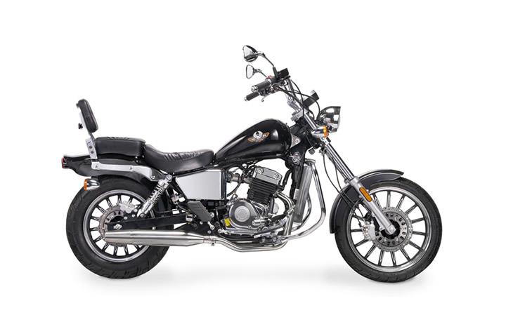 REGAL RAPTOR CLASSIC 125 Modello di motocicletta Specifiche: Coppia:9nm., Potenza:11hp, Peso:120, Velocità massima:120, Capacità serbatoio: 13, Consumo carburante: 2.5, Numero cilindri:2, Numero valvole: 4