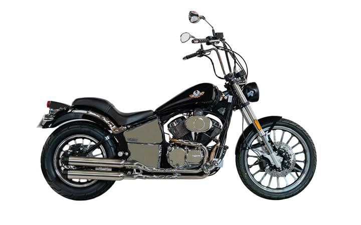 REGAL RAPTOR DAYTONA 250V Modello di motocicletta Specifiche: Coppia:15nm., Potenza:17hp, Peso:190, Velocità massima:130, Capacità serbatoio: 15, Consumo carburante: 3.5, Numero cilindri:2, Numero valvole: 4