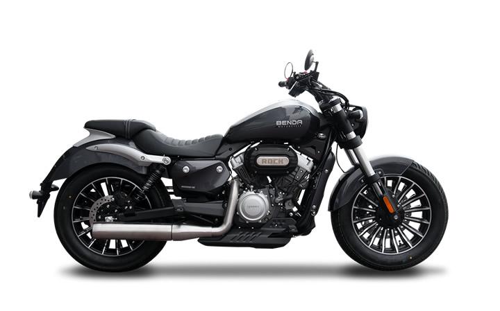 YUKI BENDA ROCK 250 Modello di motocicletta Specifiche: Coppia:26.5nm., Potenza:29.5hp, Peso:203, Velocità massima:140, Capacità serbatoio: 17, Consumo carburante: 4, Numero cilindri:2, Numero valvole: 4