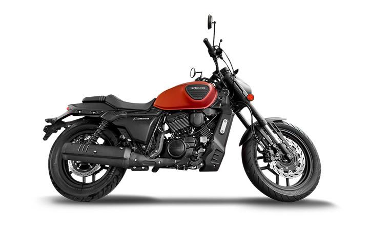 YUKI HYOSUNG GV250DRA Modello di motocicletta Specifiche: Coppia:27nm., Potenza:20.8hp, Peso:180, Velocità massima:128, Capacità serbatoio: 17, Consumo carburante: 4, Numero cilindri:2, Numero valvole: 4