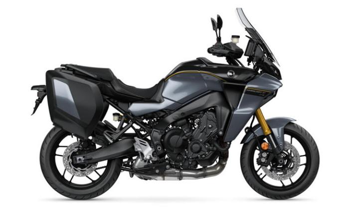 Yamaha Tracer 9 GT Modello Motocicletta Caratteristiche: Coppia:93nm., Potenza:119hp, Peso:223, Velocità Massima:240, Capacità Serbatoio: 19, Consumo: 5, Numero Cilindri:3, Numero Valvole: 12