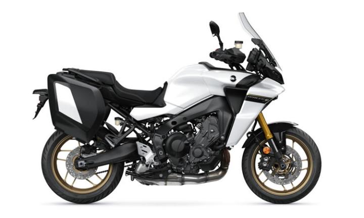 Yamaha Tracer 9 GT Modello Motocicletta Caratteristiche: Coppia:93nm., Potenza:119hp, Peso:220, Velocità Massima:240, Capacità Serbatoio: 18.7, Consumo: 5, Numero Cilindri:3, Numero Valvole: 12