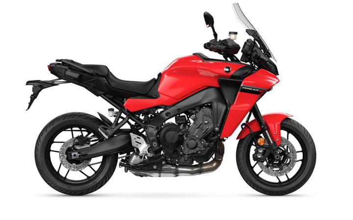 Yamaha TRACER 9 Modello Motocicletta Caratteristiche: Coppia:93nm., Potenza:119hp, Peso:213, Velocità Massima:240, Capacità Serbatoio: 18.7, Consumo: 5, Numero Cilindri:3, Numero Valvole: 12