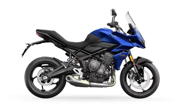 TRIUMPH Sport 660 Modello di motocicletta Specifiche: Coppia:64nm., Potenza:81hp, Peso:206, Velocità massima:220, Capacità serbatoio: 17.2, Consumo carburante: 4.5, Numero cilindri:3, Numero valvole: 12